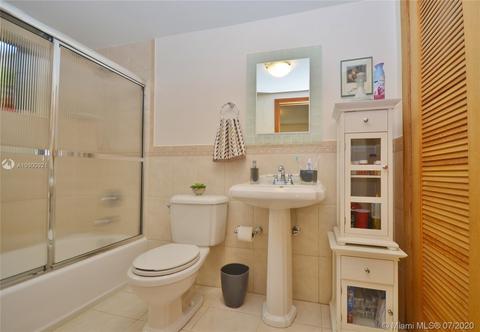 631 NE 2nd Pl, Hialeah, FL 33010 photo 10