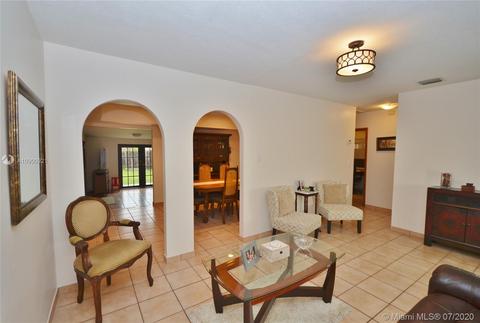 631 NE 2nd Pl, Hialeah, FL 33010 photo 7