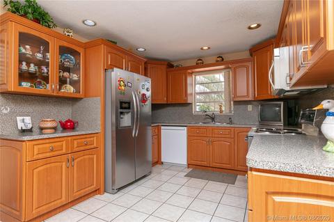 710 SE 8th Pl, Hialeah, FL 33010 photo 15