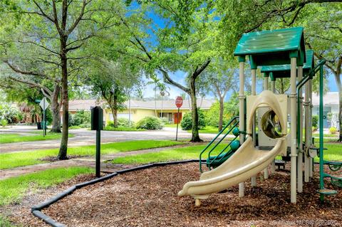 8490 Dundee Ter, Miami Lakes, FL 33016 photo 3
