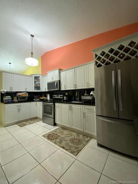 2123 W 55th St, Hialeah, FL 33016 photo 2