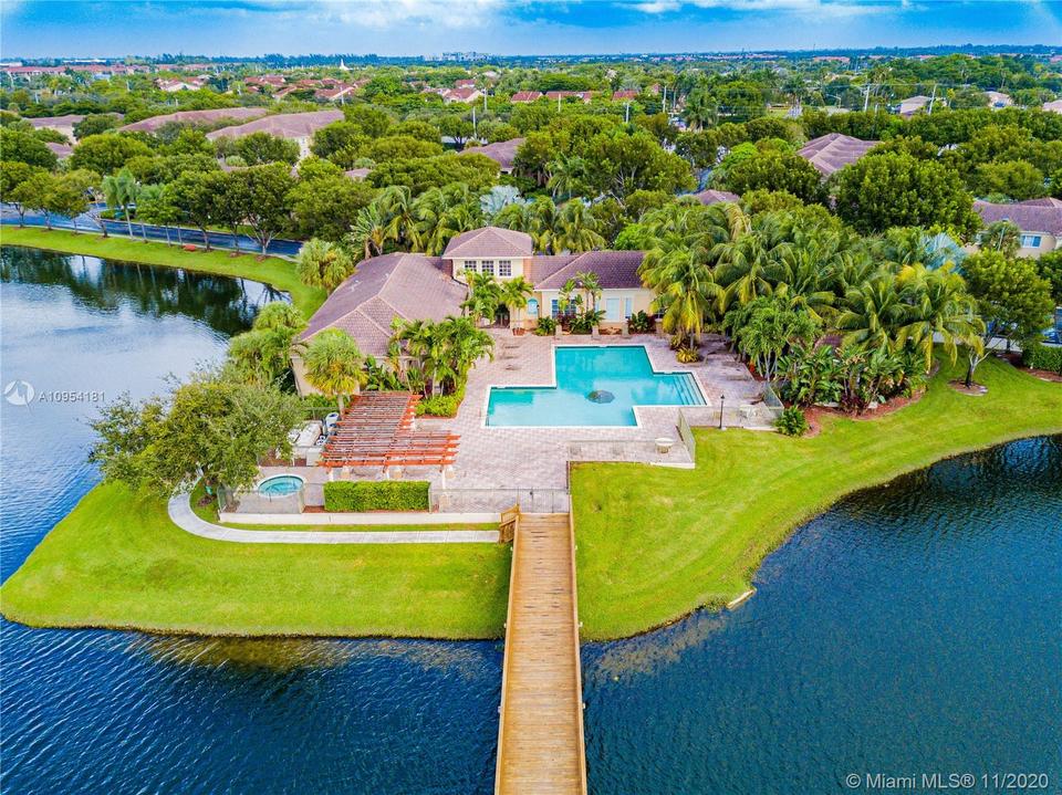  2427 Centergate Dr #204, Miramar, FL 33025 photo 2