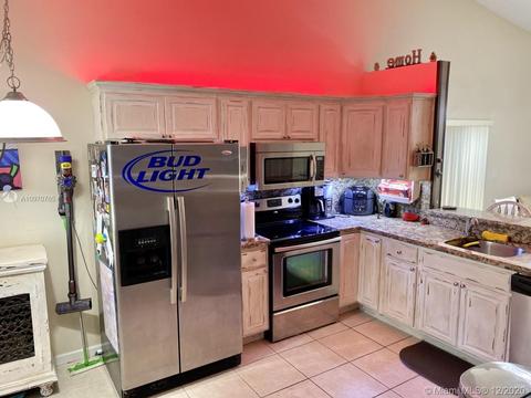 1000 E Lakes Dr, Pompano Beach, FL 33064 photo 2