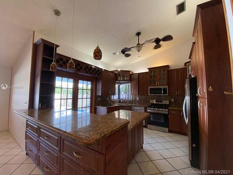 16800 NW 83rd Pl, Miami Lakes, FL 33016 photo 2