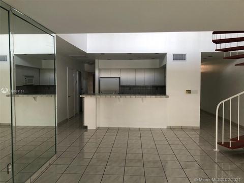 7023 Greentree Ln, Miami Lakes, FL 33014 photo 4
