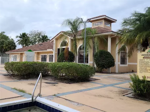 204 E Palm Cir E, Pembroke Pines, FL 33025 photo 1