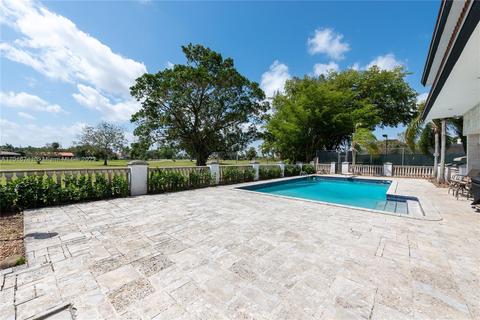 6820 N Augusta Dr, Hialeah, FL 33015 photo 16