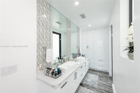 6820 N Augusta Dr, Hialeah, FL 33015 photo 10