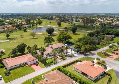 6820 N Augusta Dr, Hialeah, FL 33015 photo 17