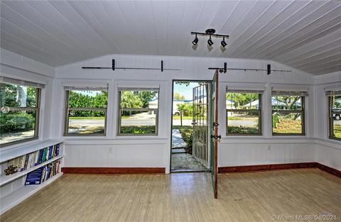 608 SE 5th St, Stuart, FL 34994 photo 4