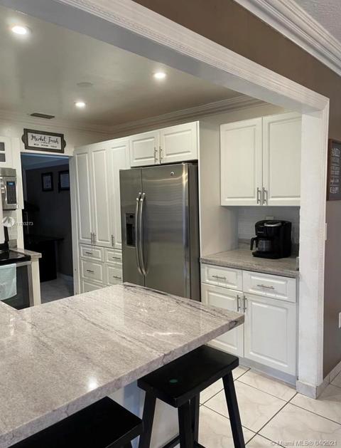 532 W 79th Pl, Hialeah, FL 33014 photo 2