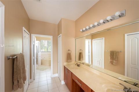 16172 NW 77th Pl, Miami Lakes, FL 33016 photo 9