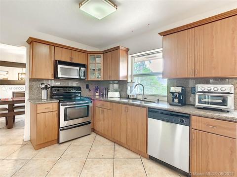 6930 Bamboo St, Miami Lakes, FL 33014 photo 4