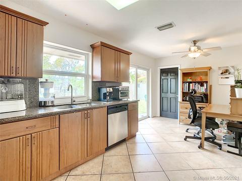 6930 Bamboo St, Miami Lakes, FL 33014 photo 5
