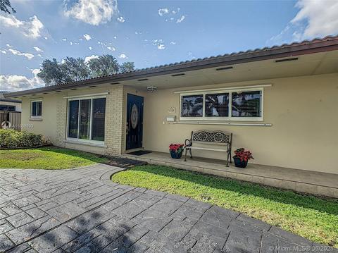 6930 Bamboo St, Miami Lakes, FL 33014 photo 2