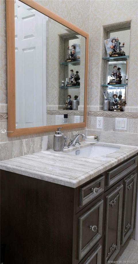 16100 NW 83rd Pl, Miami Lakes, FL 33016 photo 5