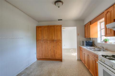 954 SE 3rd Pl, Hialeah, FL 33010 photo 11