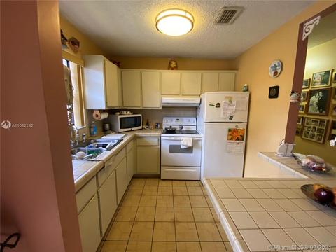 985 W 39th Pl, Hialeah, FL 33012 photo 12