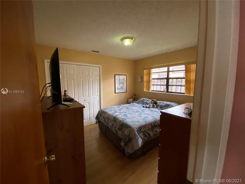 985 W 39th Pl, Hialeah, FL 33012 photo 16