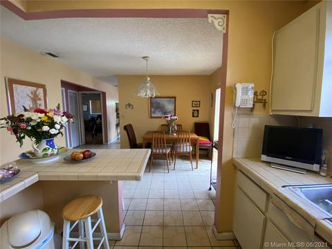 985 W 39th Pl, Hialeah, FL 33012 photo 11