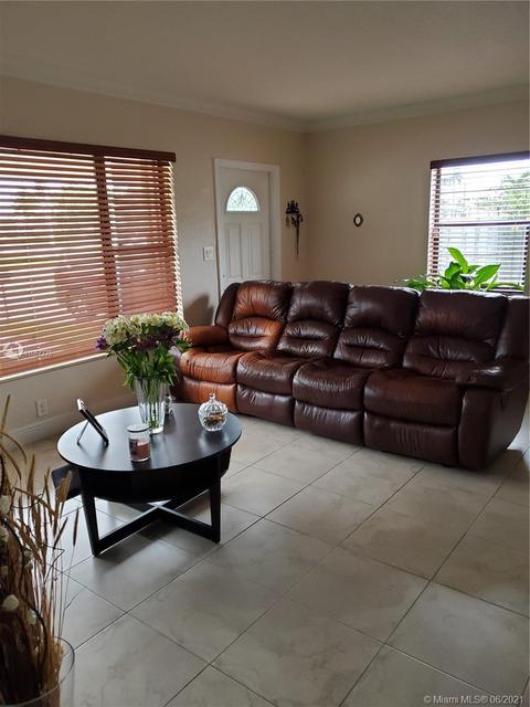 391 W 40th Pl, Hialeah, FL 33012 photo 3