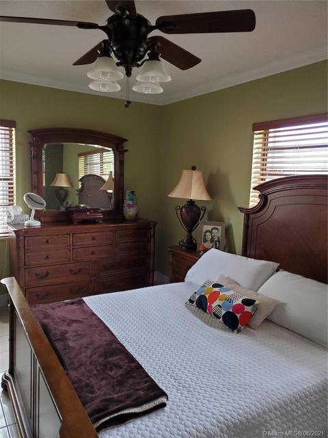 391 W 40th Pl, Hialeah, FL 33012 photo 5