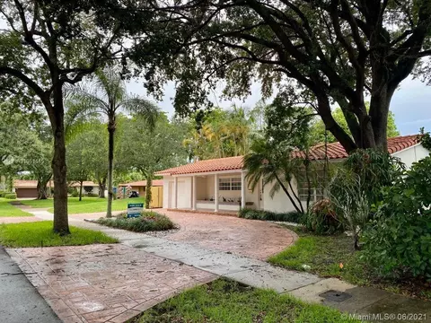 6925 Willow Ln, Miami Lakes, FL 33014 photo 2