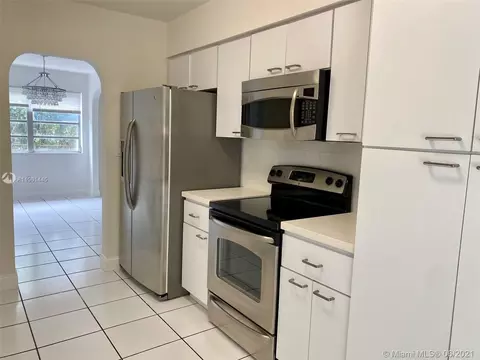 6925 Willow Ln, Miami Lakes, FL 33014 photo 4