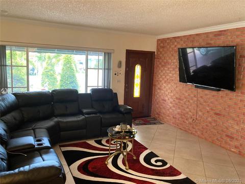 642 W 65th Dr, Hialeah, FL 33012 photo 4