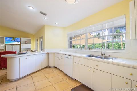 560 Hampton Ln, Key Biscayne, FL 33149 photo 10