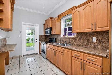 4448 E 9th Ct, Hialeah, FL 33013 photo 1