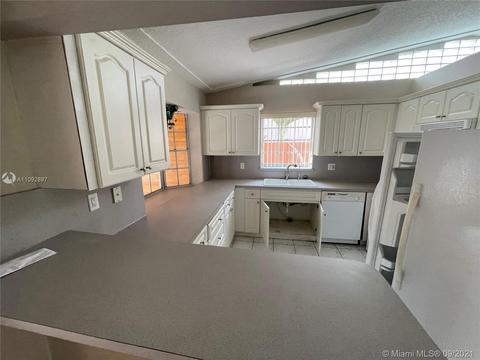 7885 W 5th Ct, Hialeah, FL 33014 photo 2