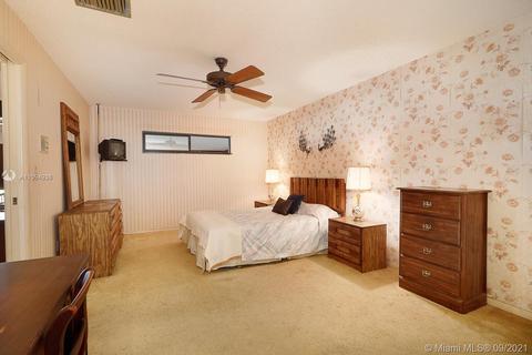 19109 E Lake Dr, Hialeah, FL 33015 photo 15