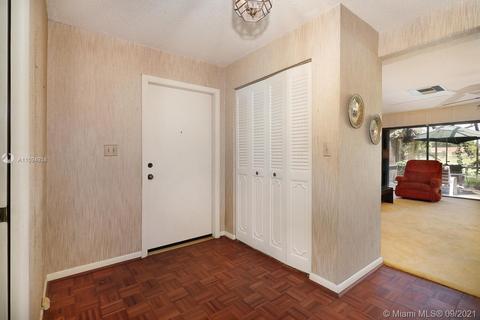 19109 E Lake Dr, Hialeah, FL 33015 photo 6