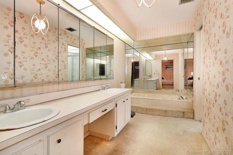19109 E Lake Dr, Hialeah, FL 33015 photo 17