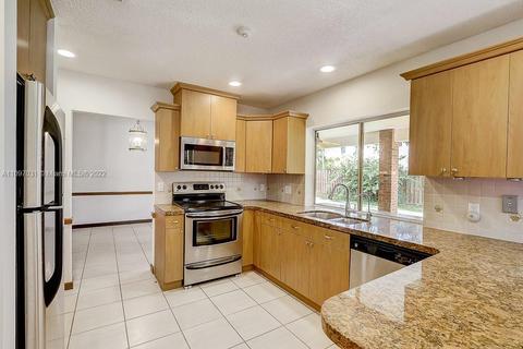 8331 NW 166th Ter, Miami Lakes, FL 33016 photo 4