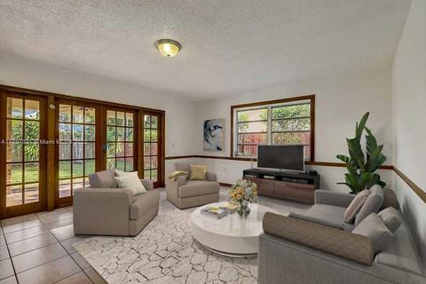 8331 NW 166th Ter, Miami Lakes, FL 33016 photo 2