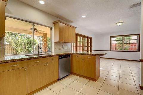 8331 NW 166th Ter, Miami Lakes, FL 33016 photo 11