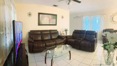 2010 Curtiss Dr, Hialeah, FL 33010 photo 4