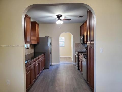 281 E 55th St, Hialeah, FL 33013 photo 4