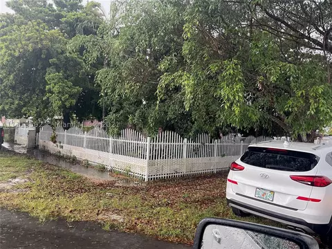 1091 E 18th St, Hialeah, FL 33013 photo 1