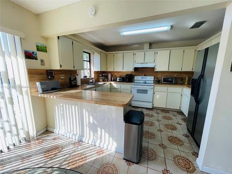 165 E 44th St, Hialeah, FL 33013 photo 12