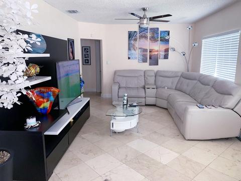 3445 E Palm Ct, Hialeah, FL 33013 photo 3