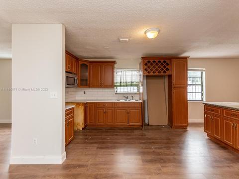 736 SE 8th Pl, Hialeah, FL 33010 photo 16