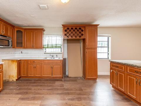 736 SE 8th Pl, Hialeah, FL 33010 photo 17