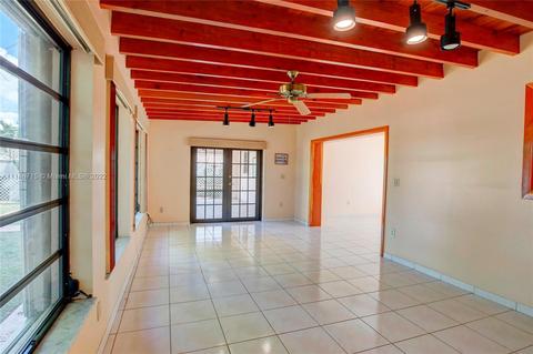 735 W 71st Pl, Hialeah, FL 33014 photo 2