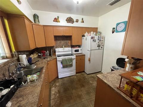 981 E 27th St, Hialeah, FL 33013 photo 4