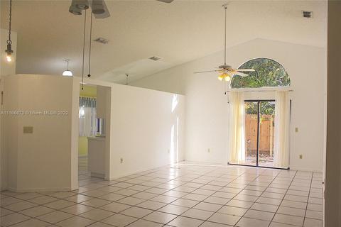 819 E Palm Run Dr, North Lauderdale, FL 33068 photo 8