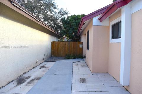 819 E Palm Run Dr, North Lauderdale, FL 33068 photo 6