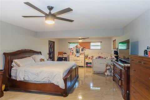 6895 Pinehurst Dr, Hialeah, FL 33015 photo 10